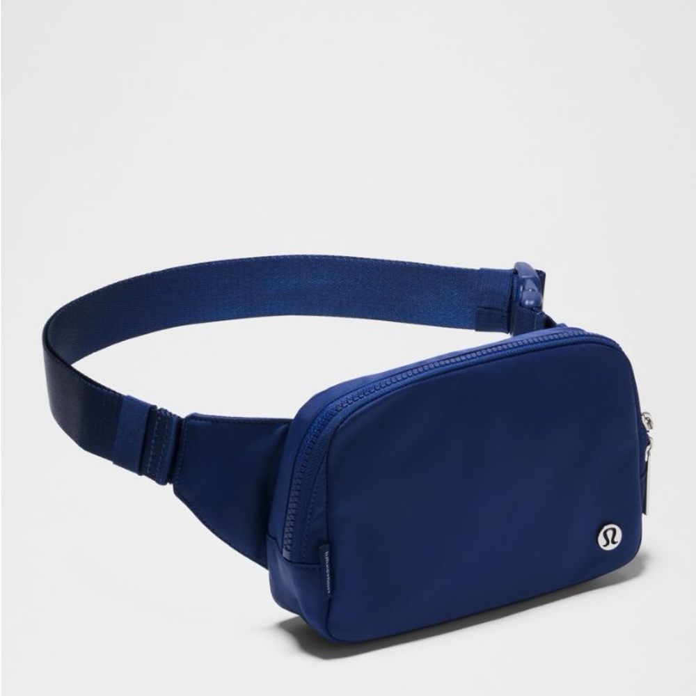NWT Lululemon Everywhere Belt Bag Large 2L Long Strap | Dark Navy - Picture 3 of 11